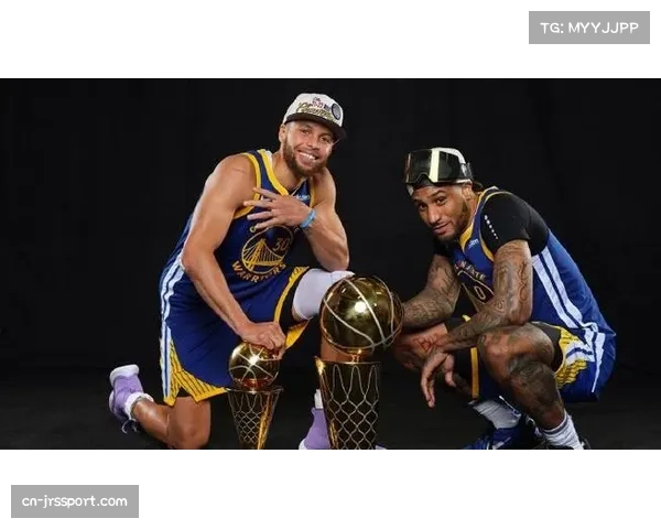 勇士佩顿空接暴扣砍下11分 防守多面手成科尔战术核心 勇士佩顿空接暴扣砍下11分 防守多面手成科尔战术核心